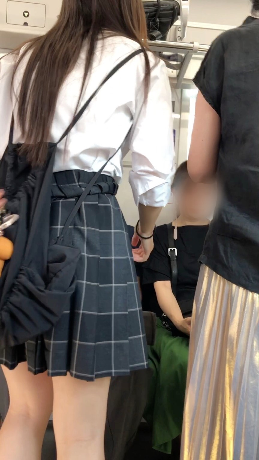 【放課後の眺め140】程よい肉付きのムチムチJKの生足を背後から!