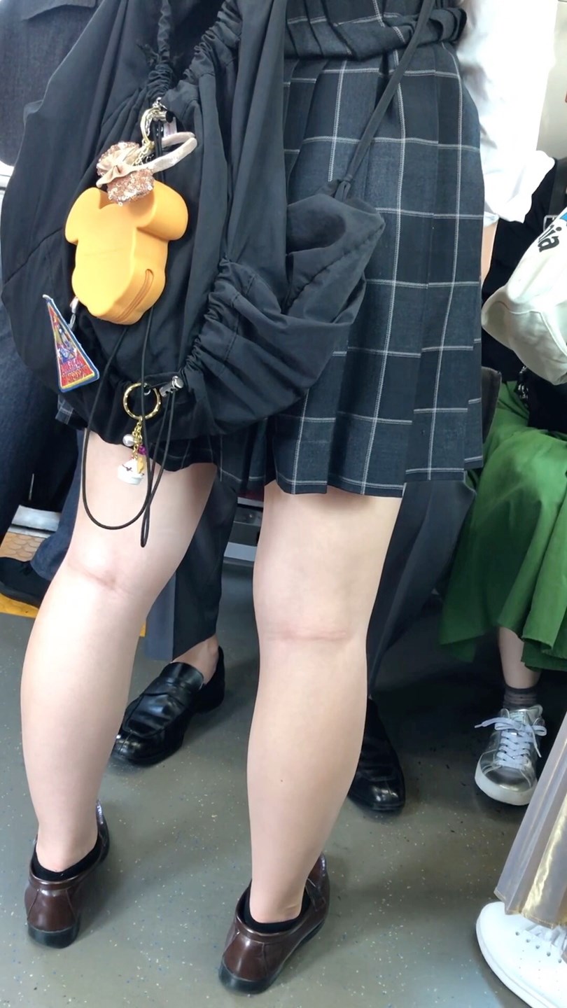 【放課後の眺め140】程よい肉付きのムチムチJKの生足を背後から!