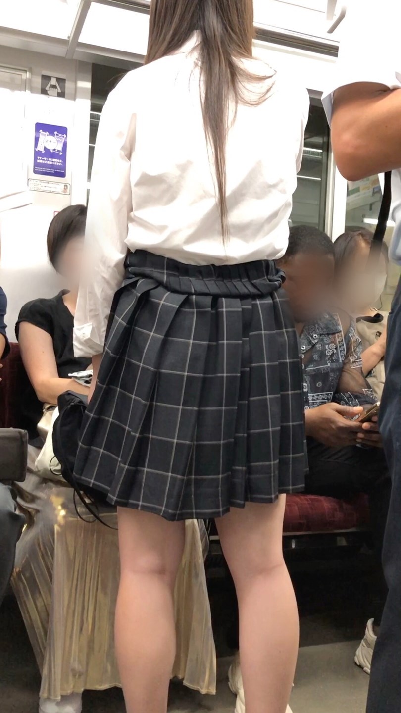 【放課後の眺め140】程よい肉付きのムチムチJKの生足を背後から!