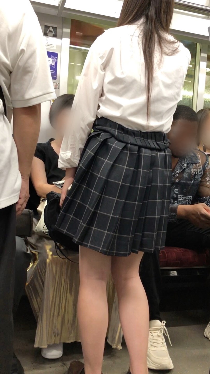 【放課後の眺め140】程よい肉付きのムチムチJKの生足を背後から!