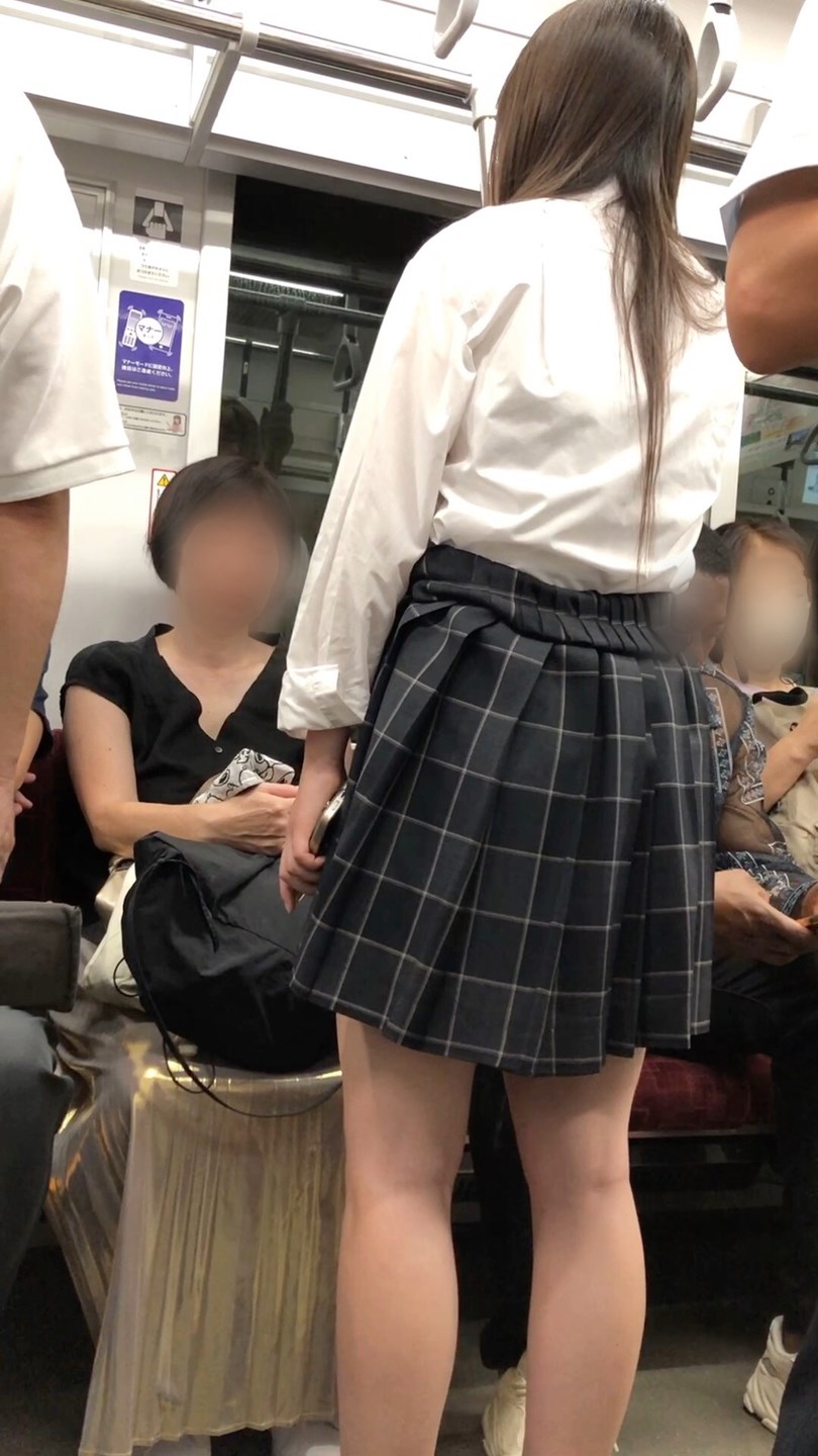 【放課後の眺め140】程よい肉付きのムチムチJKの生足を背後から!