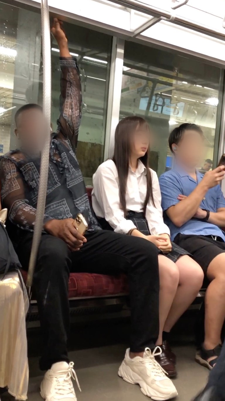 【放課後の眺め140】程よい肉付きのムチムチJKの生足を背後から!