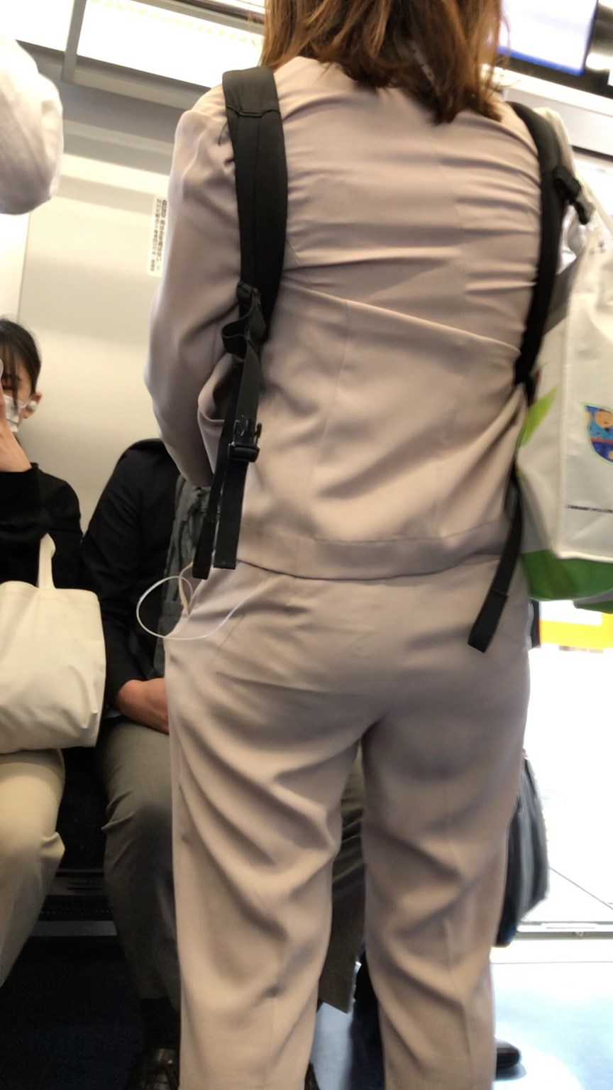 【後ろからの眺め28】パンツスーツのOLの柔らかそうなお尻を背後から観察!
