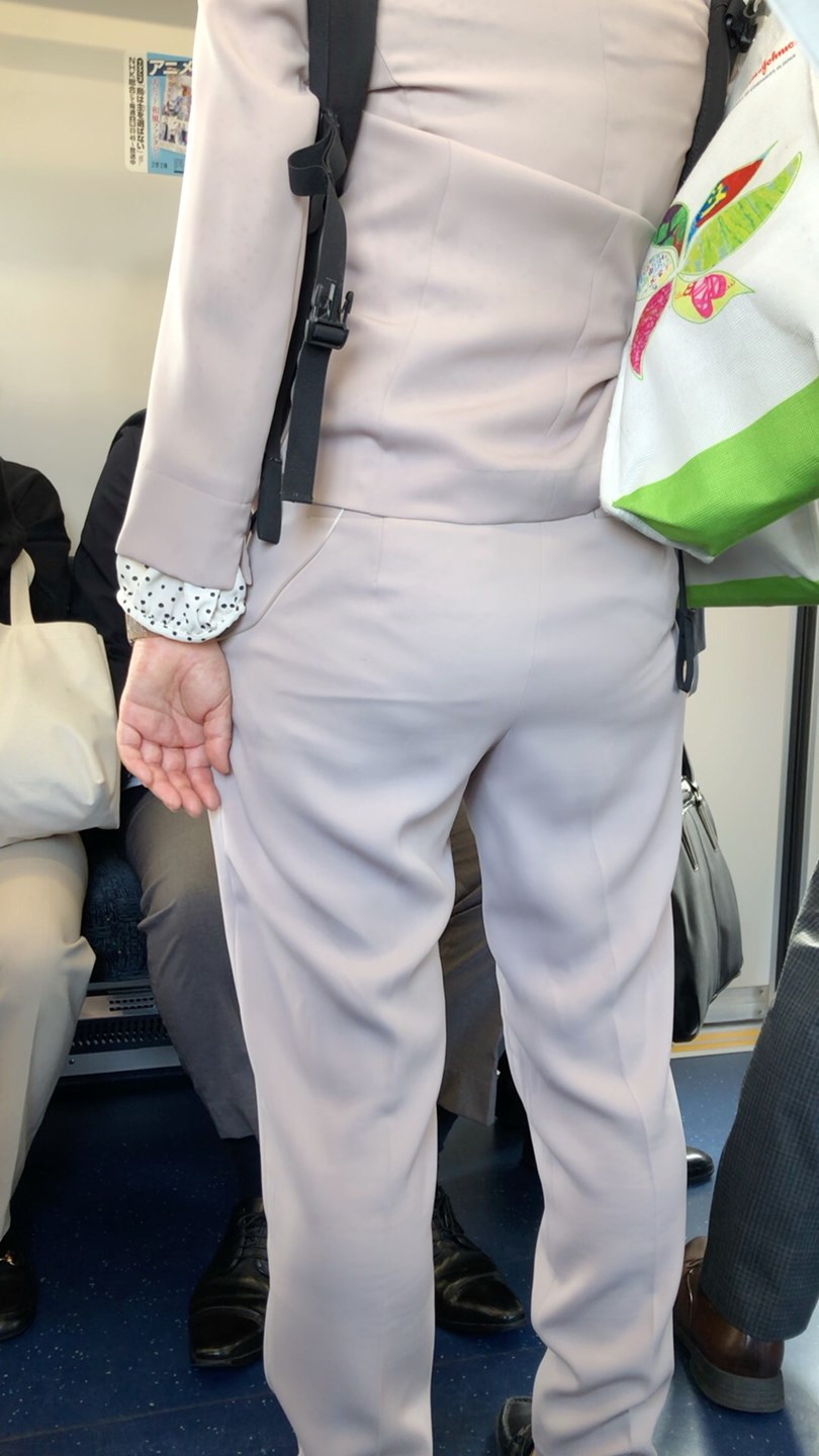 【後ろからの眺め28】パンツスーツのOLの柔らかそうなお尻を背後から観察!
