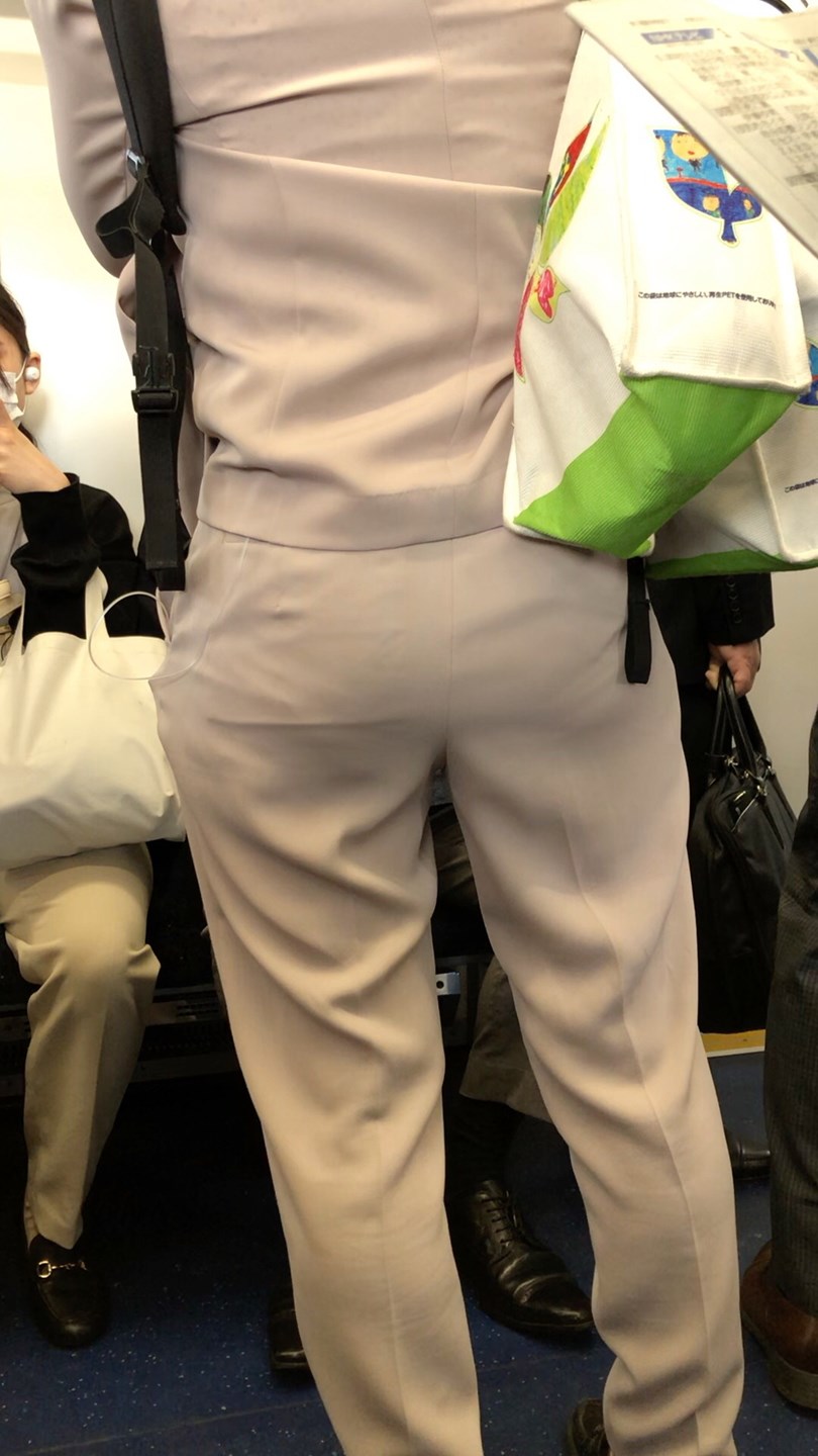 【後ろからの眺め28】パンツスーツのOLの柔らかそうなお尻を背後から観察!