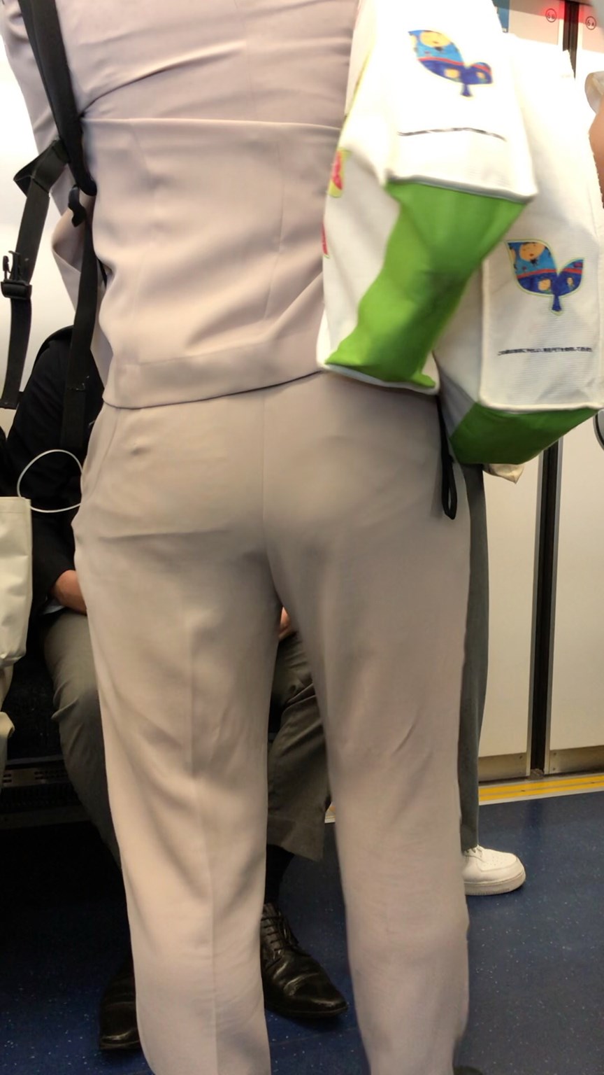 【後ろからの眺め28】パンツスーツのOLの柔らかそうなお尻を背後から観察!