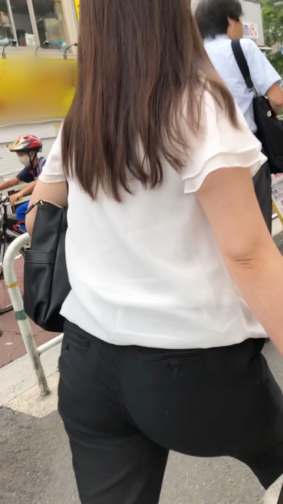 【横からの眺め391】ムチムチボディのOLの爆乳乱舞に釘付け!!