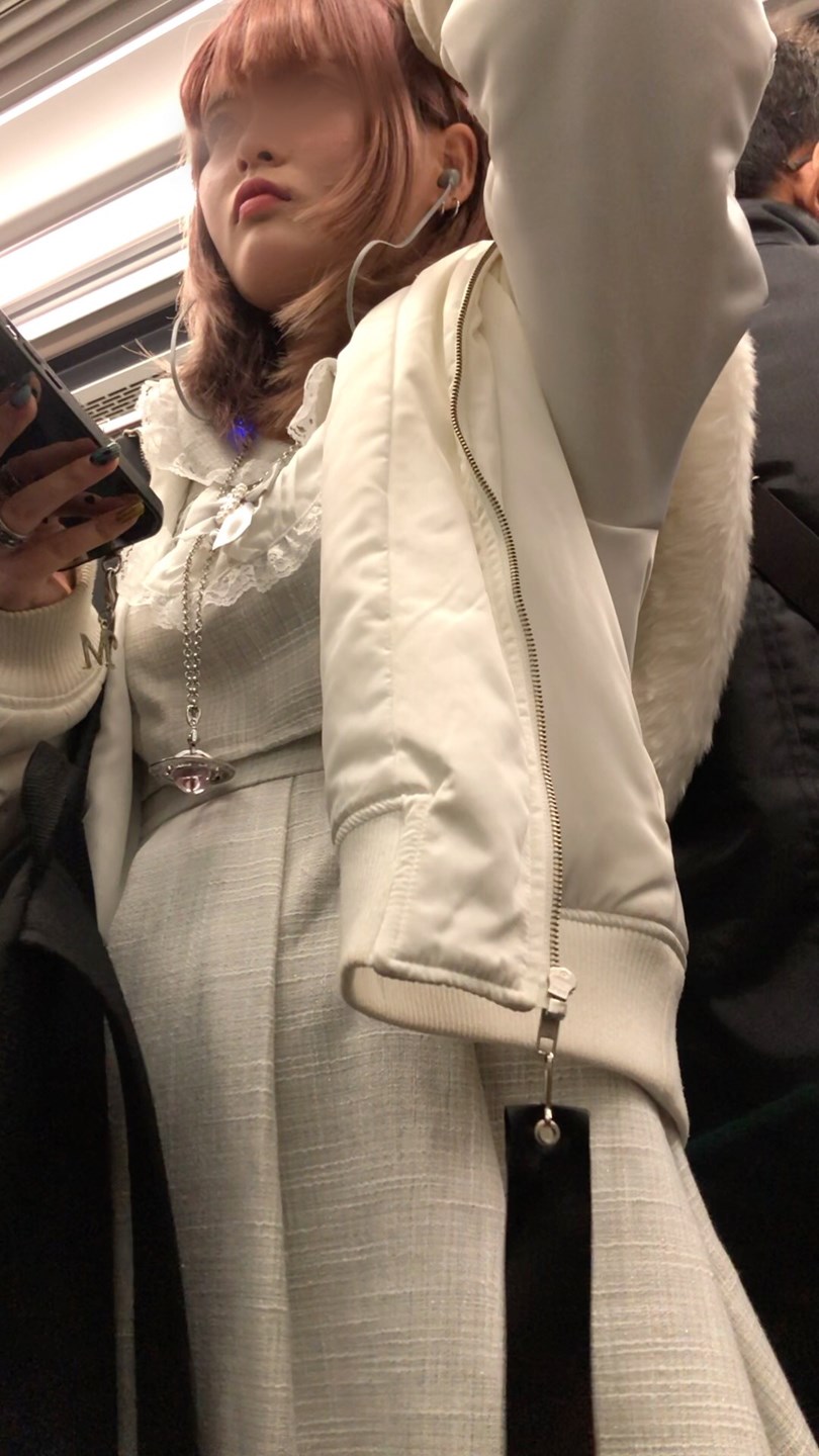 【下からの眺め105】ミニスカニーハイのムチムチギャルを下から観察!