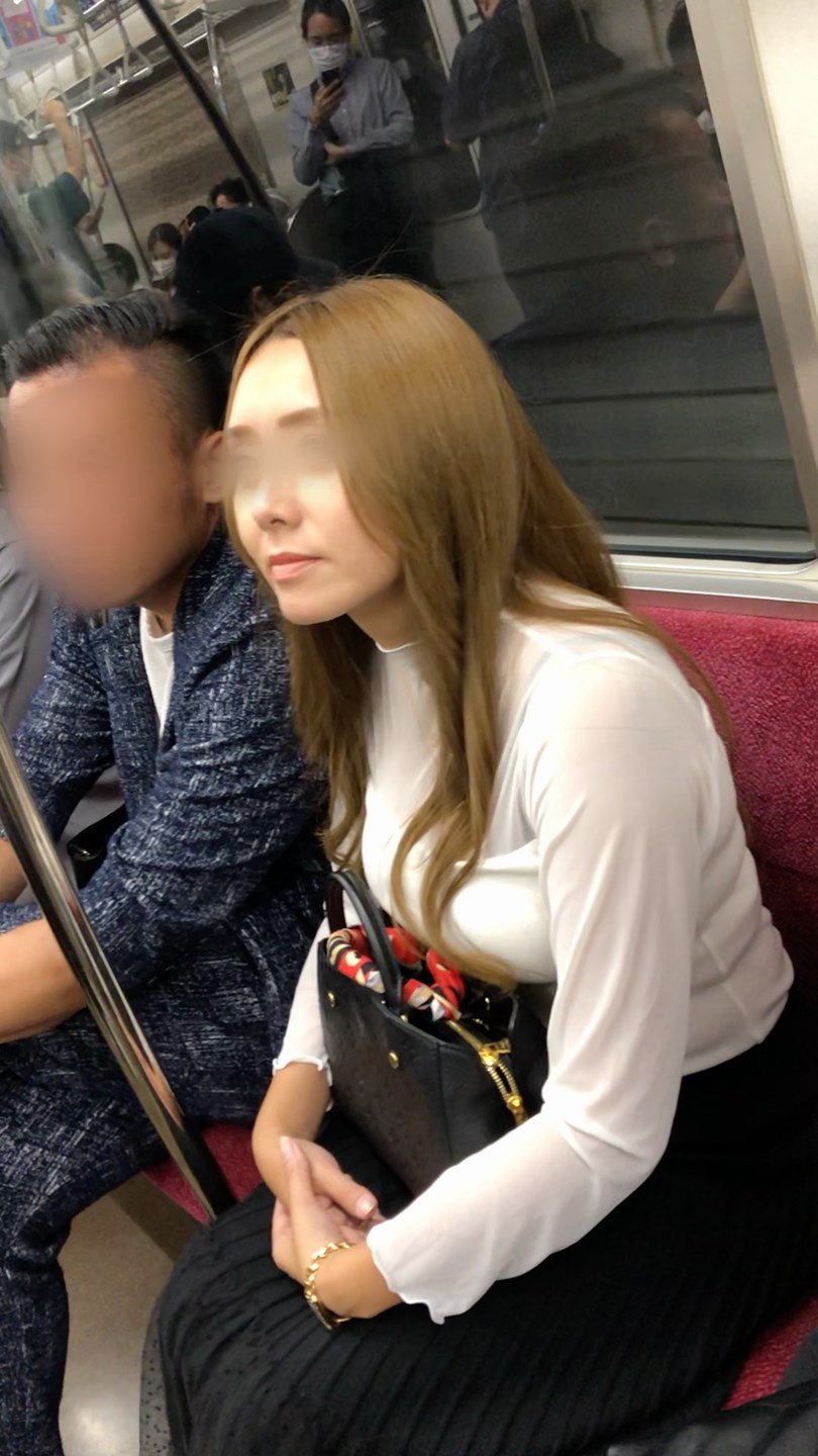 【上からの眺め80】〇区女子系のセクシーなお姉さんの巨乳を上から観察！