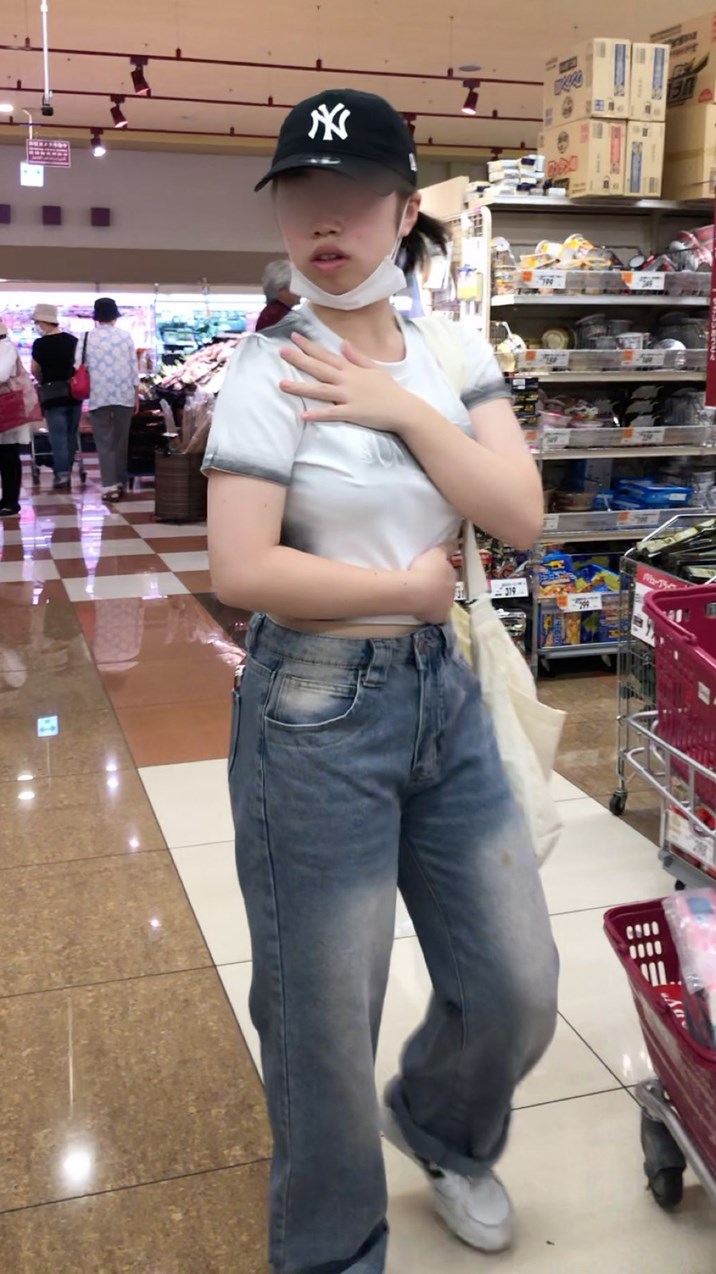 【お買い物中の眺め112】ムチムチボディの巨乳ＪＤを店内で追い回し！
