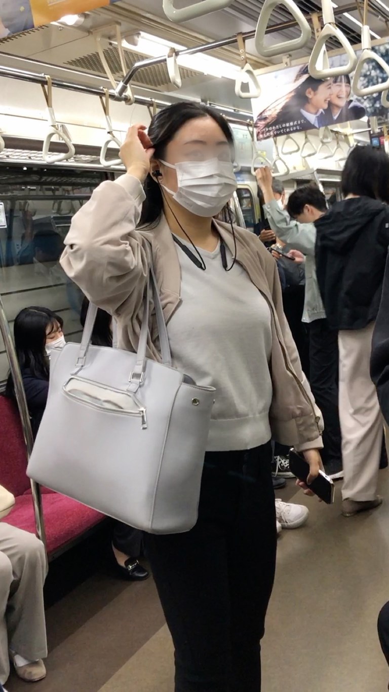 【横からの眺め439】ムチムチボディのＯＬを電車内で観察！