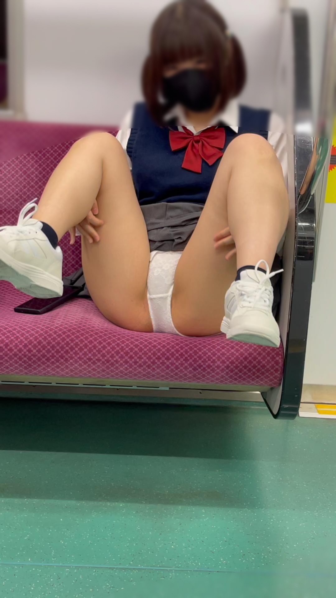 JK盗撮日記200 祝200本記念は、最強のあ○ちゃんしかいない!!超大人気激カワ童顔JKを電車内で盗撮【※完全主観32分超撮影