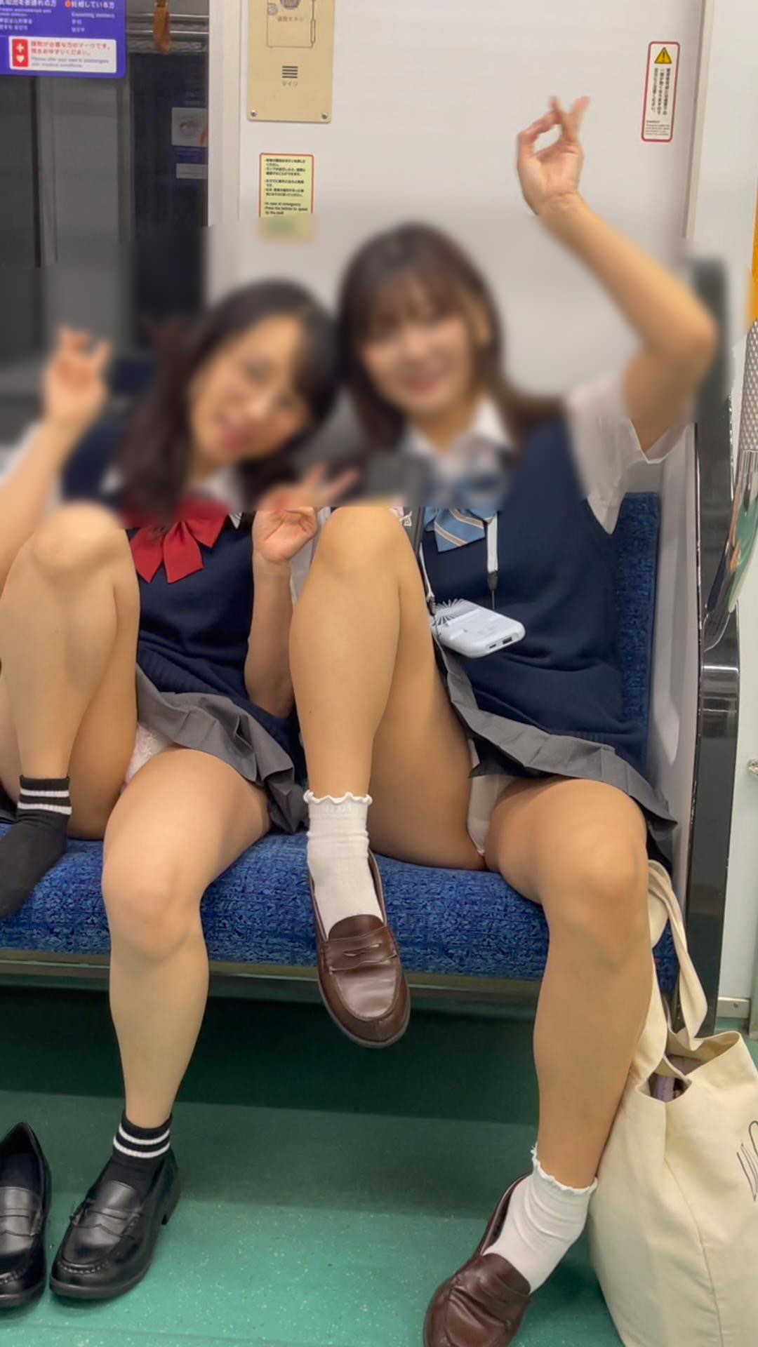 JK盗撮日記216　超久しぶりの二人組！！グレーのスカートが激カワな癒し系童顔JDを電車内で盗撮【※27分超撮影
