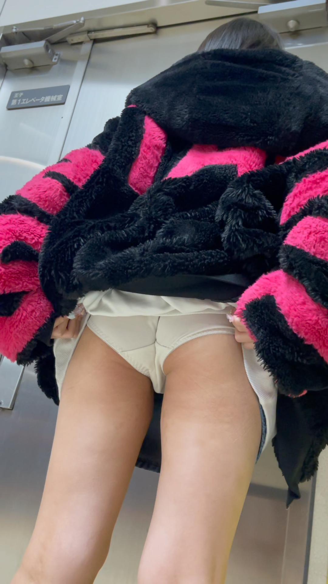 JD盗撮日記68 初登場!!ショートカットが可愛すぎる!!現役アイドル級激カワJDを電車内で盗撮【ローアングル強化版36分超撮影