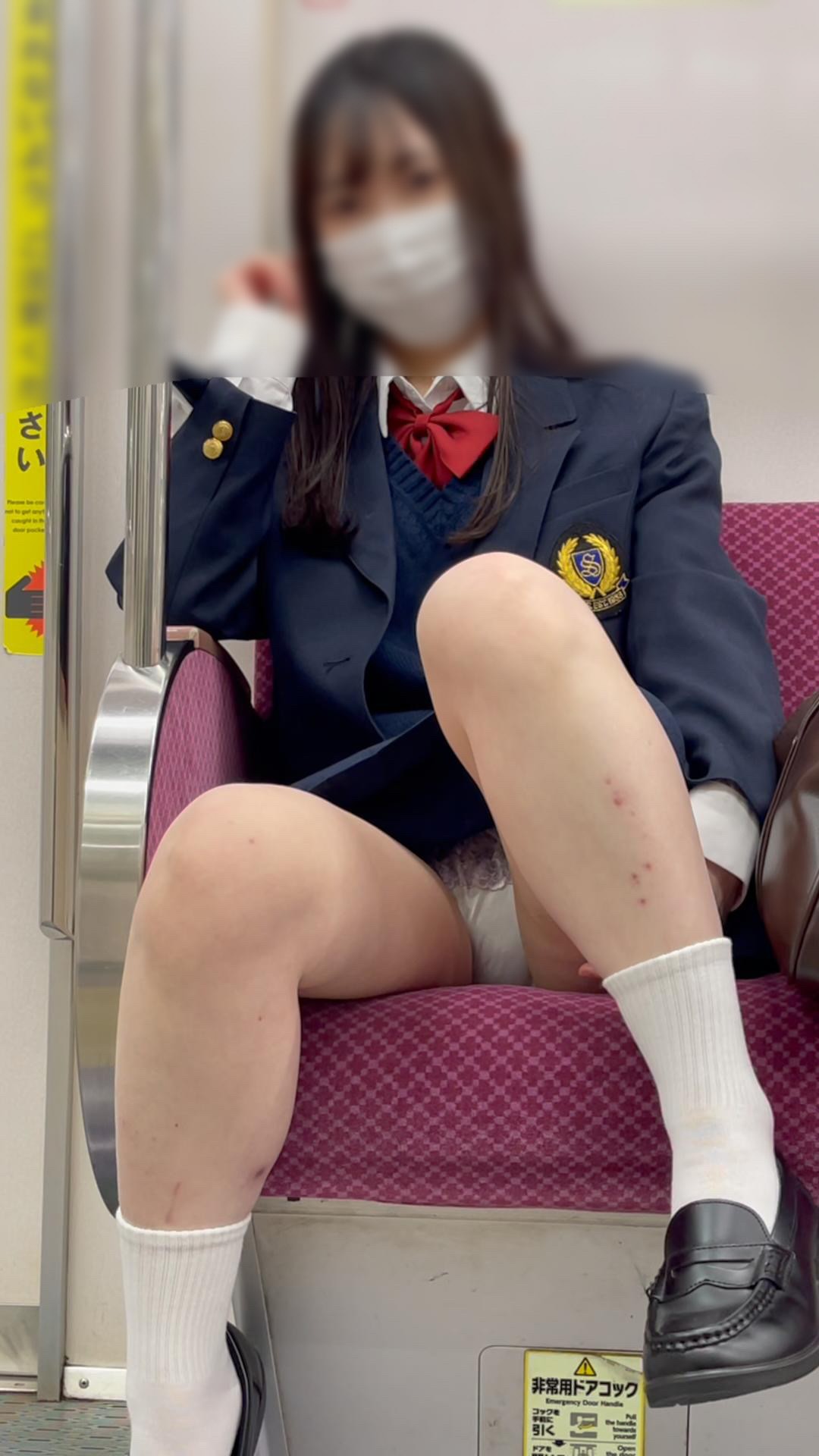 JK盗撮日記230 新年一発目はこの娘!超オススメ!!続・2026年一可愛い!!乃○坂級超透明美肌JKを電車内で盗撮