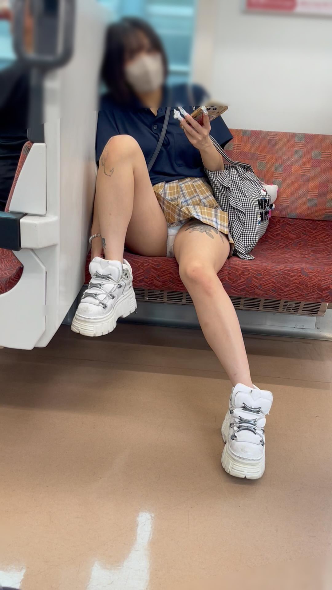 JK撮影日記247　続・ギャップが凄い！！顔は童顔で可愛いのに〇〇がめっちゃオシャレな激カワ童顔JKを電車内で盗撮　36分超撮影