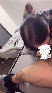 【再販】【人前でフェラ】自宅で人妻にフェラさせてたら、いきなり偶然女友達が家に入ってきた気にせず口内発射するまでフェラさせた。