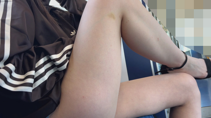 もはや裸…ご自慢のエッグい脚を公然と露出してしまうど変態JDを至近距離で楽しむ