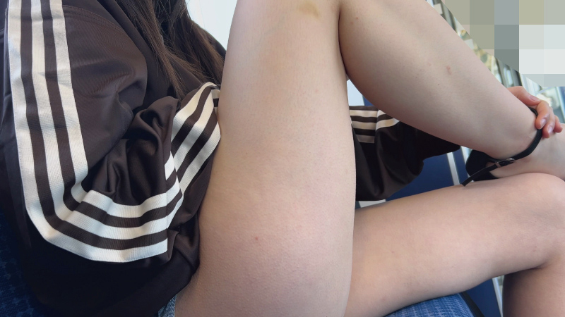 もはや裸…ご自慢のエッグい脚を公然と露出してしまうど変態JDを至近距離で楽しむ