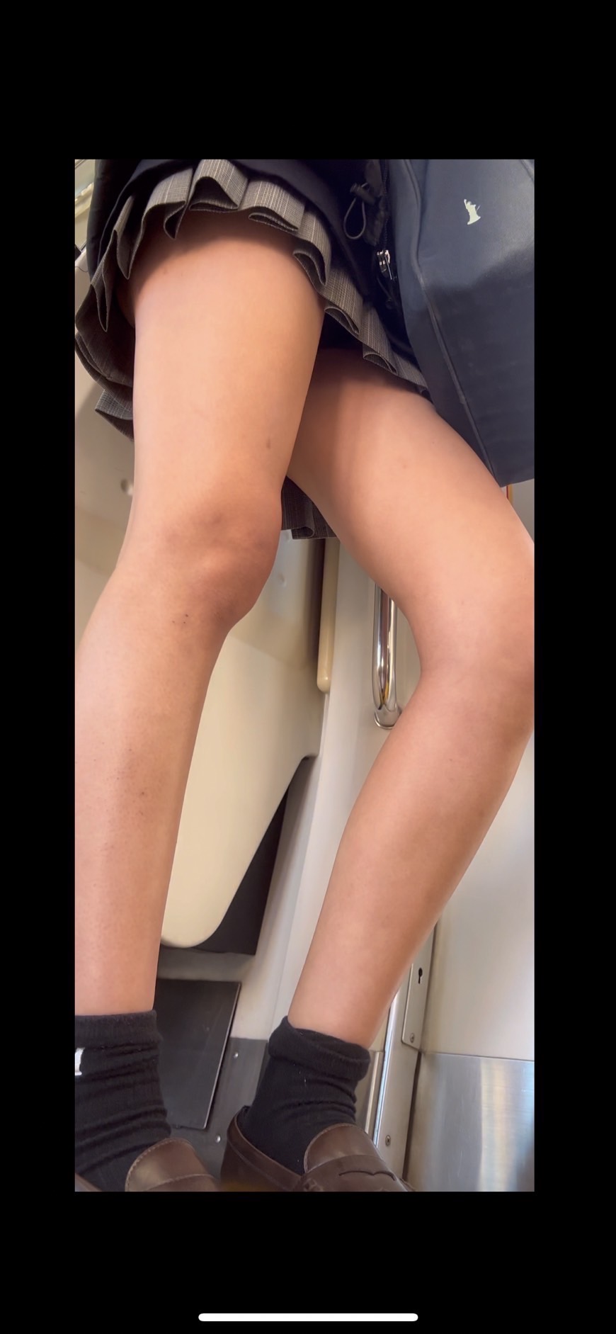 スカート丈5㎝のはいてないと同じなぐらい短すぎるJK