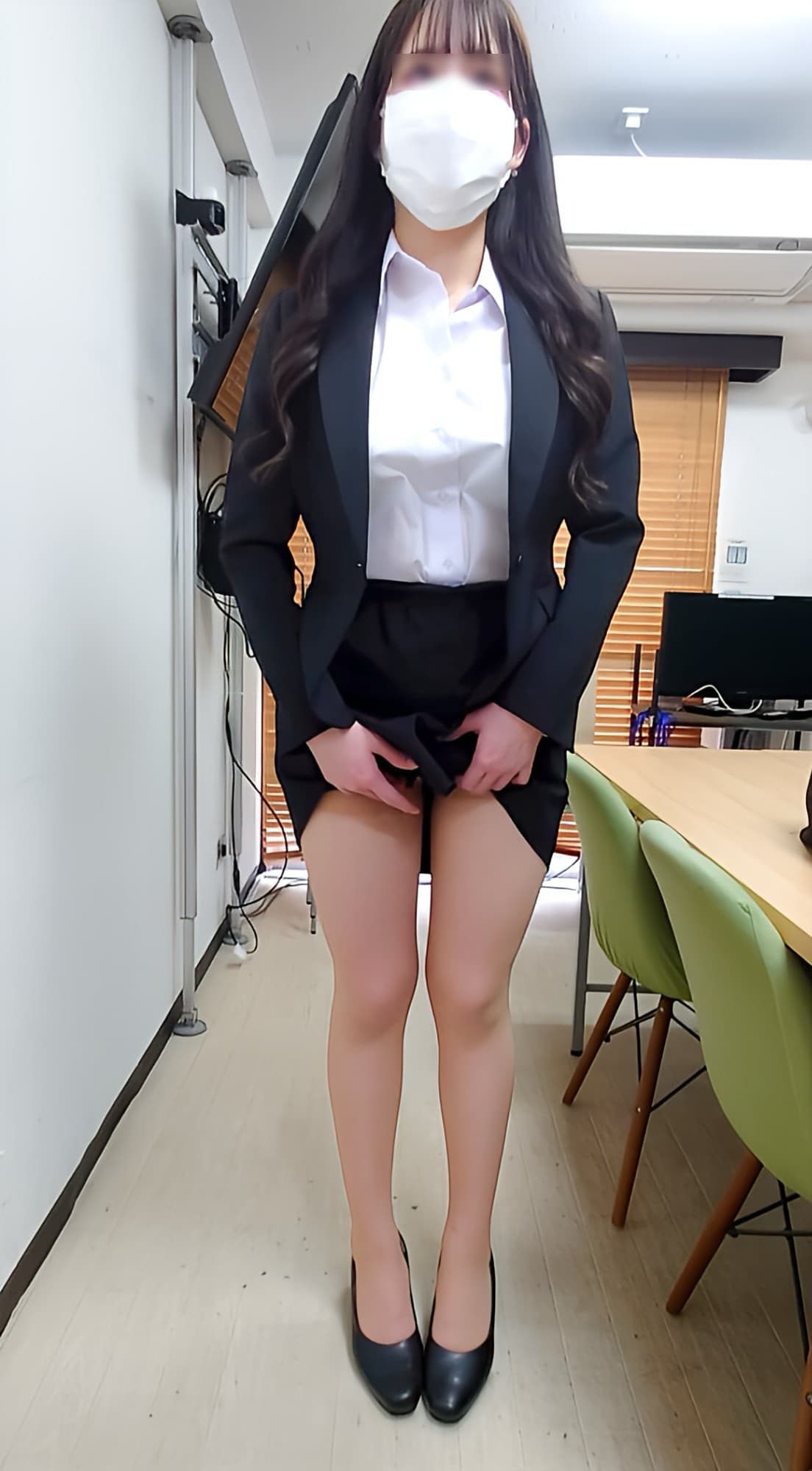 会社の会議室で可愛い受付スタッフにスカート脱いでもらいました