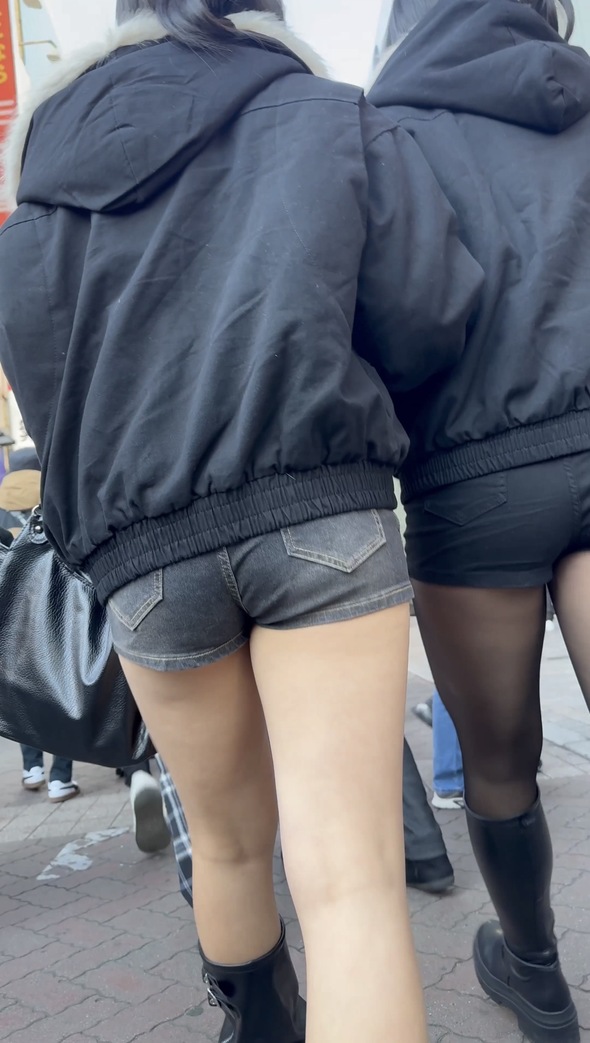 010 ショートパンツ女子2人組