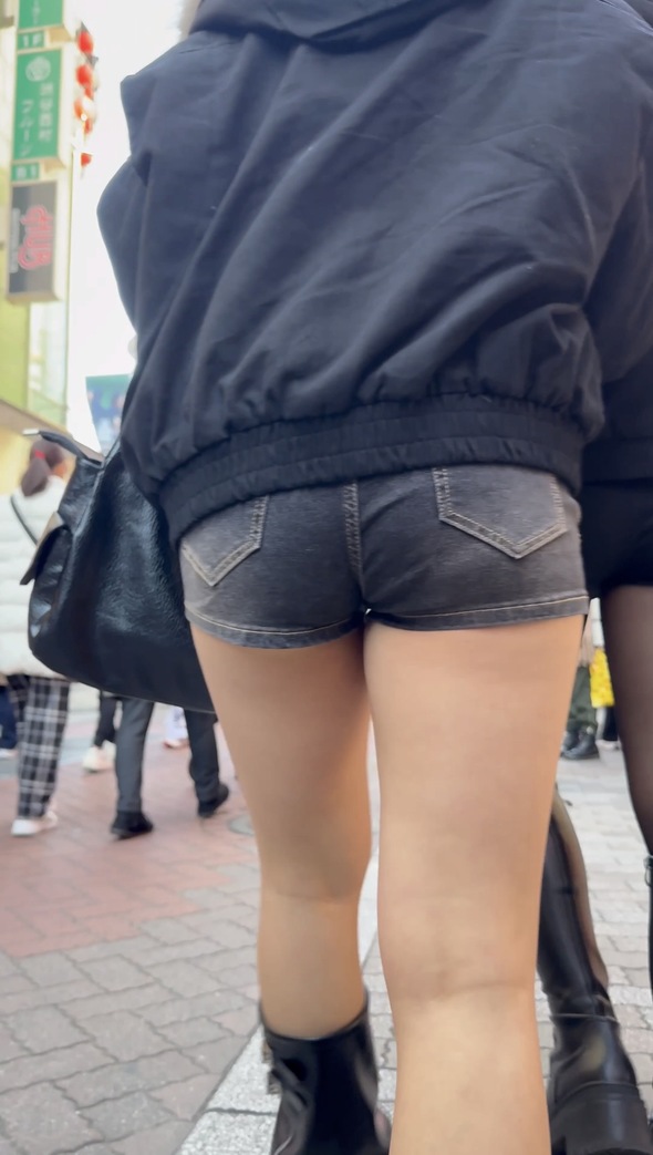 010 ショートパンツ女子2人組