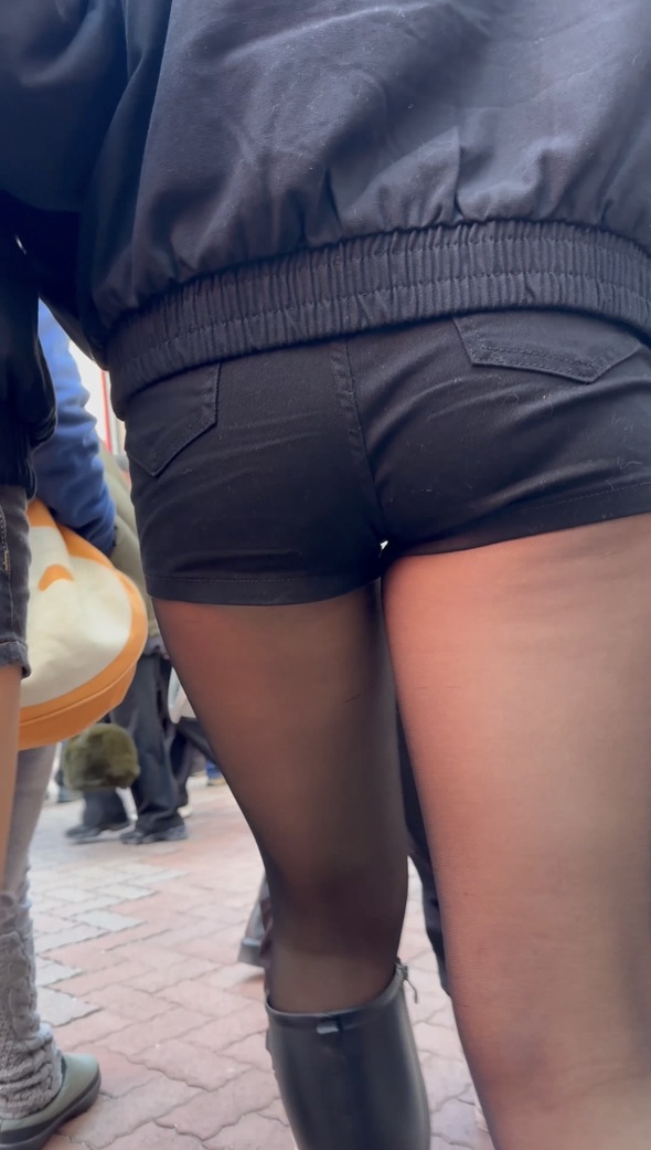 010 ショートパンツ女子2人組