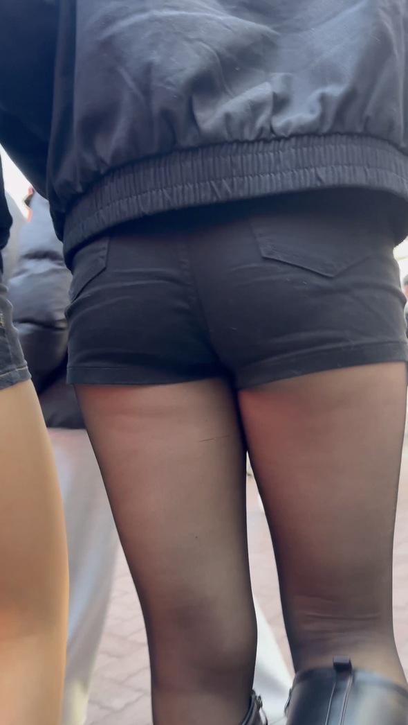 010 ショートパンツ女子2人組