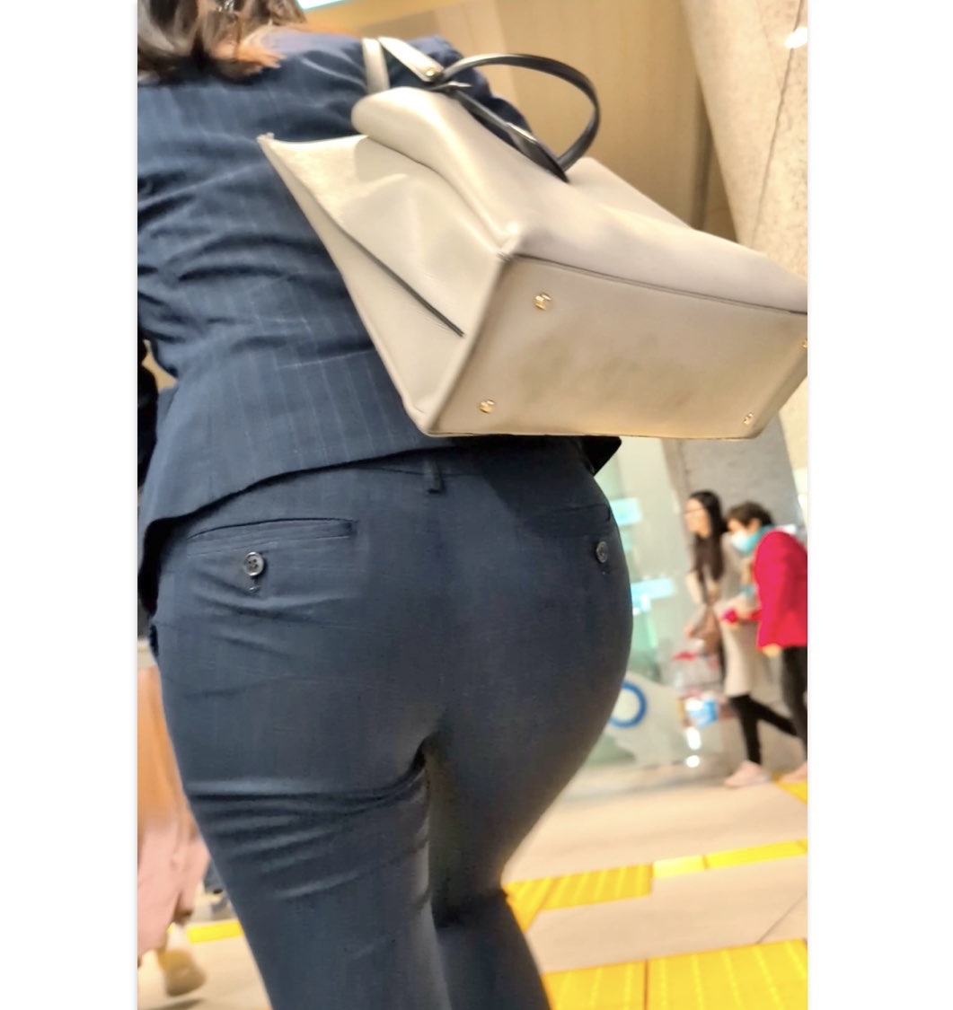 【475】プリップリの絶品タイトパンツスーツOLさん、夜の街を闊歩！
