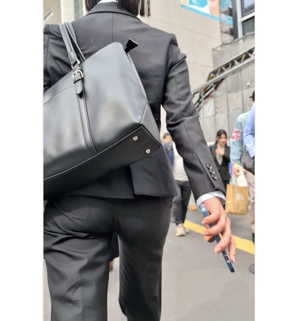 【501】良スタイルのパンツスーツOLさんのバックショットにグイグイ迫ります！