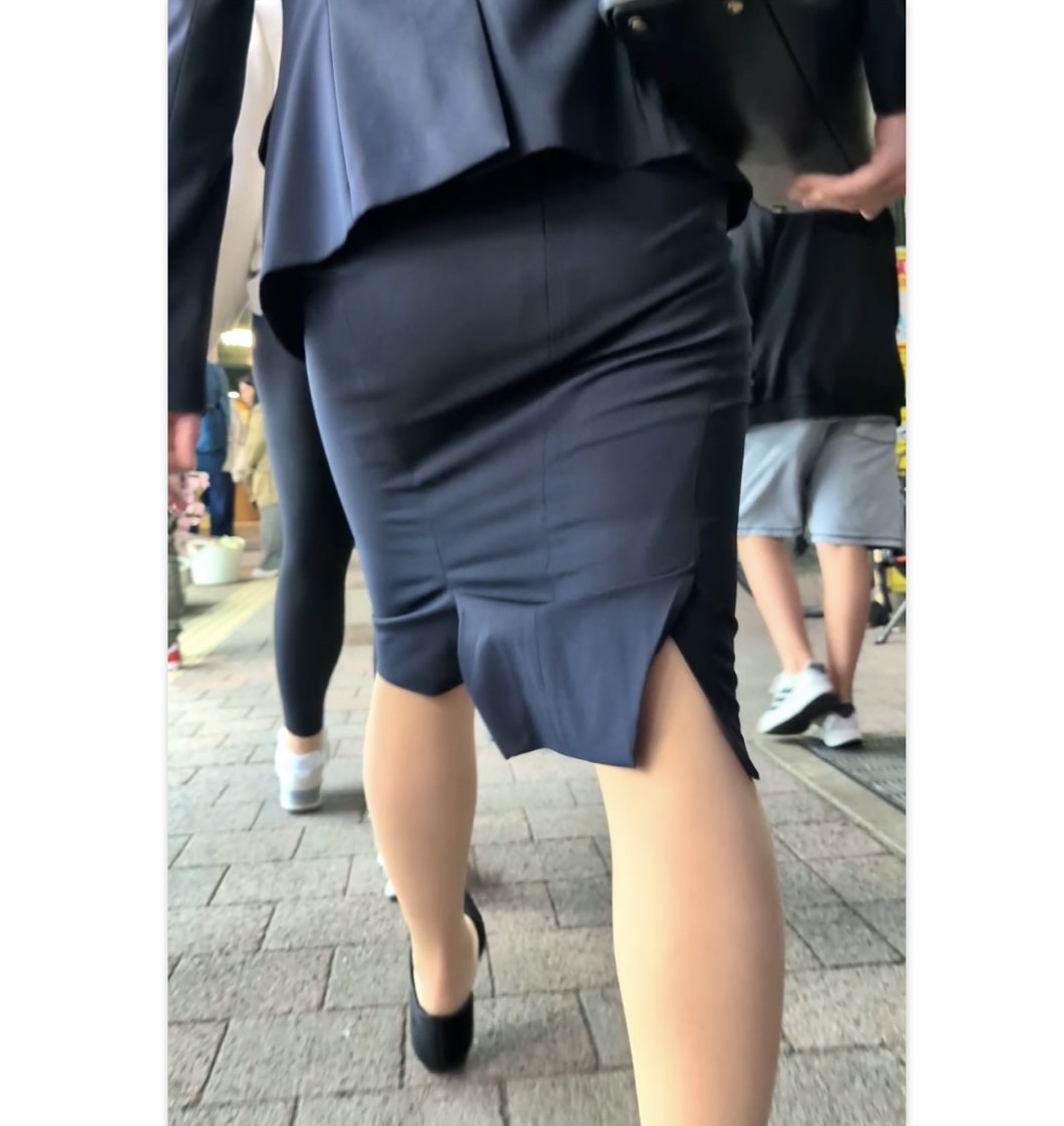 【515】夜の繁華街に照らされるタイトスカートはまたステキです。