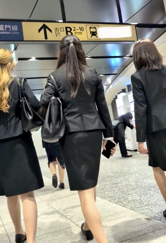 【518】スタイル抜群のリクルートスーツOLさんトリオが闊歩!