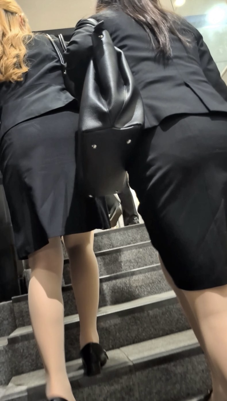 【518】スタイル抜群のリクルートスーツOLさんトリオが闊歩!