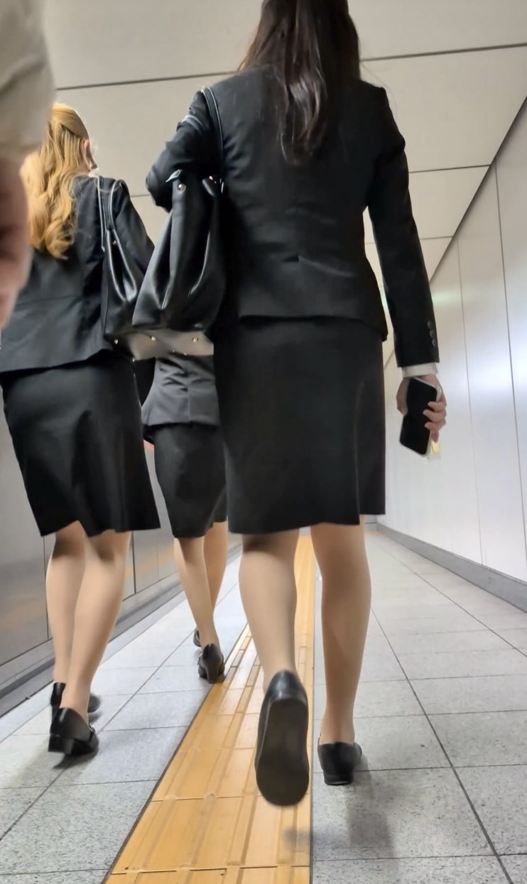 【518】スタイル抜群のリクルートスーツOLさんトリオが闊歩!