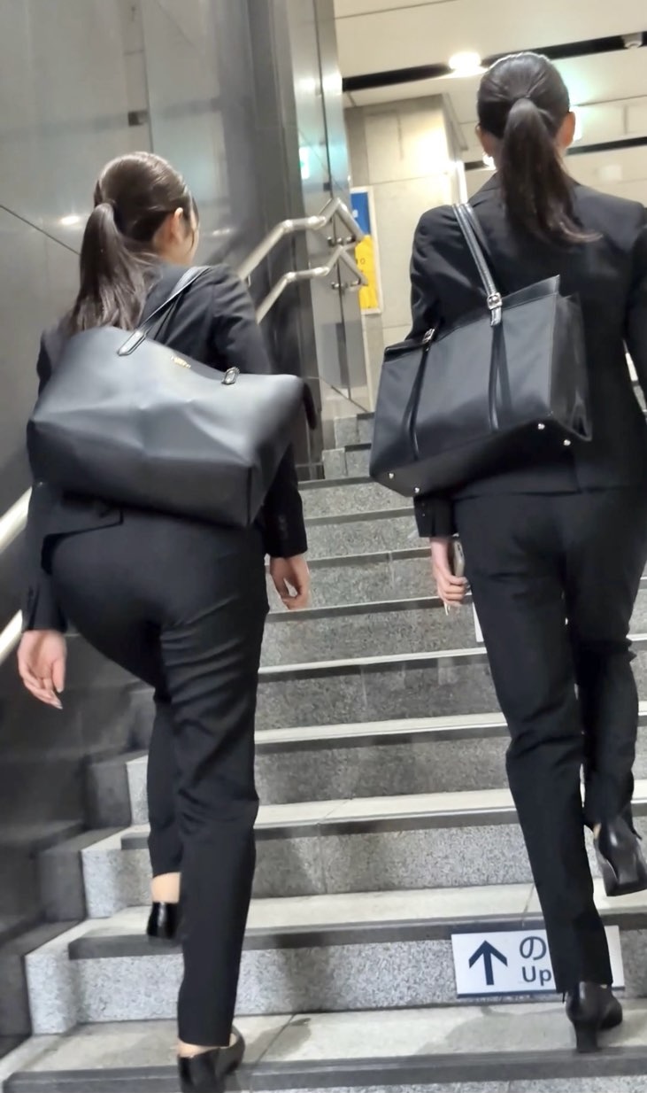 【523】パンツスタイルが映える高スペックな美人スーツOL2人組を追尾!