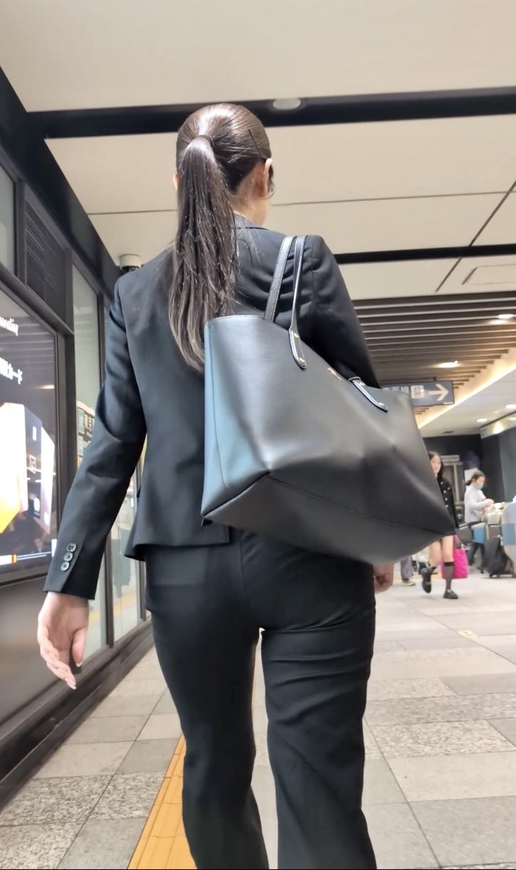 【523】パンツスタイルが映える高スペックな美人スーツOL2人組を追尾!