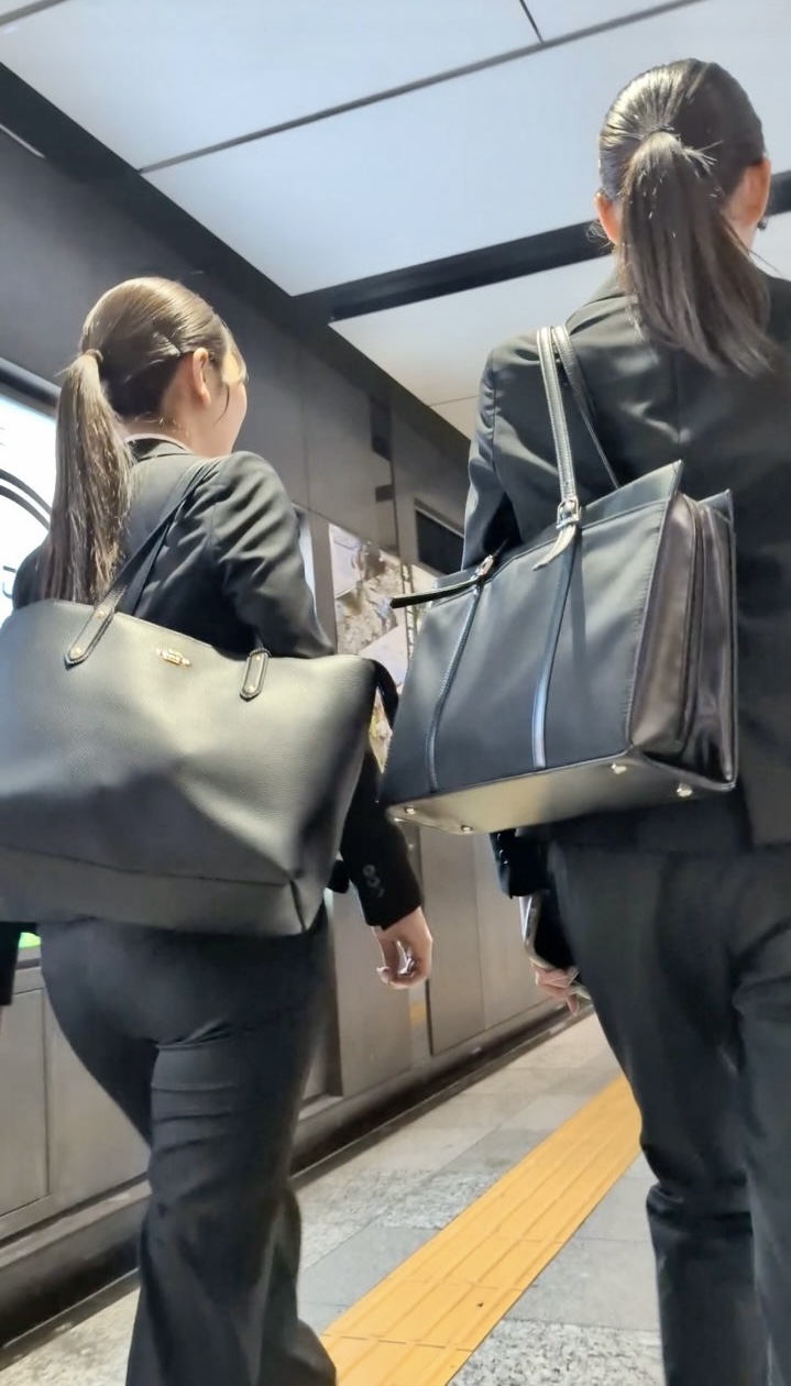 【523】パンツスタイルが映える高スペックな美人スーツOL2人組を追尾!