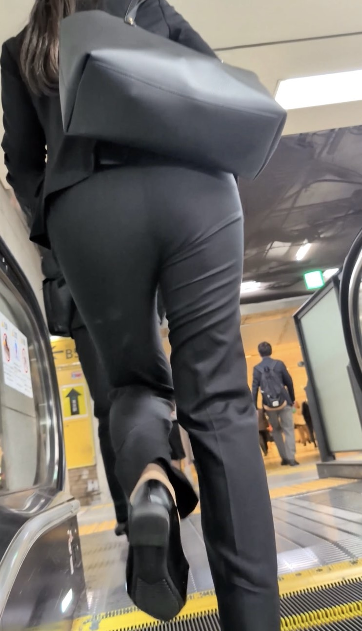 【523】パンツスタイルが映える高スペックな美人スーツOL2人組を追尾!