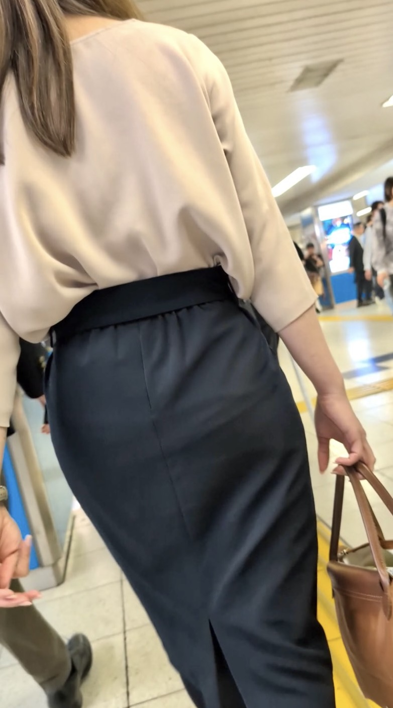 【524】ムッチリカジュアル系のタイトスカートOLさん動画3編!