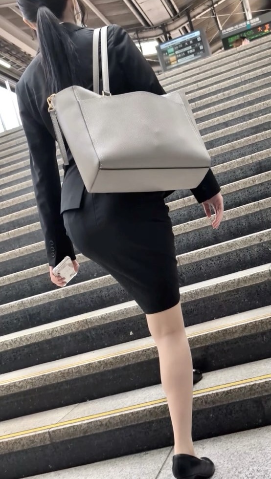 【532】春の就活OLさんたちの魅惑的立ち姿と至高の階段登り!(おまけ動画アリ)