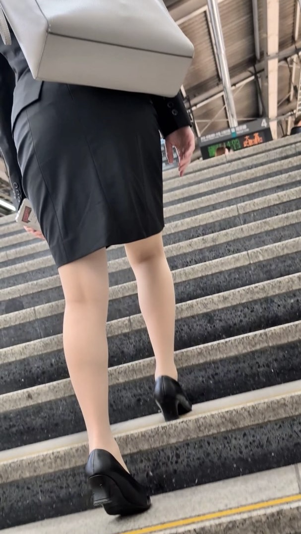 【532】春の就活OLさんたちの魅惑的立ち姿と至高の階段登り!(おまけ動画アリ)
