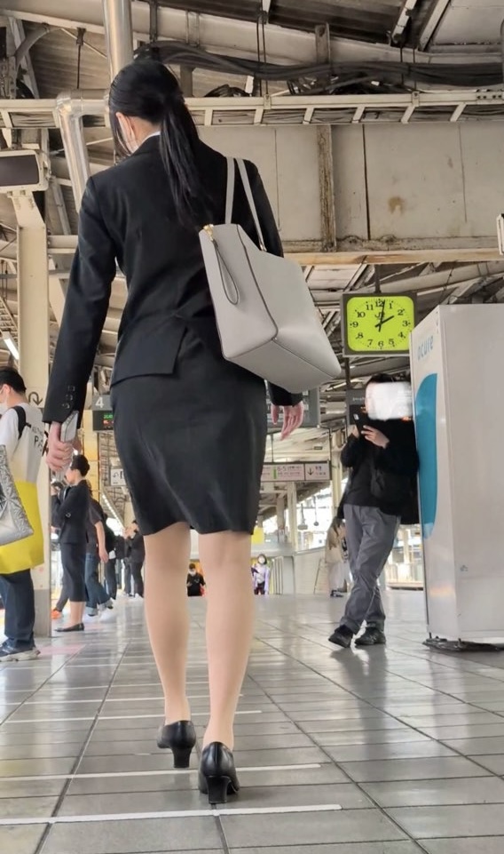 【532】春の就活OLさんたちの魅惑的立ち姿と至高の階段登り!(おまけ動画アリ)