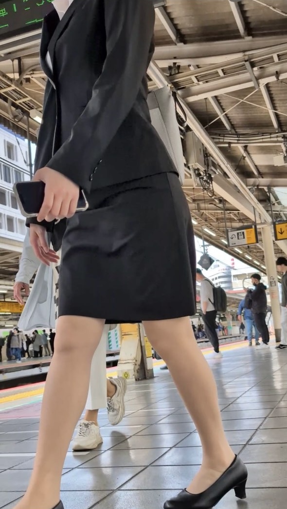 【532】春の就活OLさんたちの魅惑的立ち姿と至高の階段登り!(おまけ動画アリ)