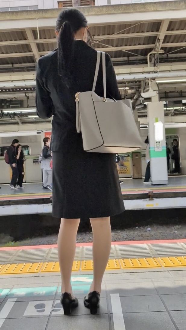 【532】春の就活OLさんたちの魅惑的立ち姿と至高の階段登り!(おまけ動画アリ)