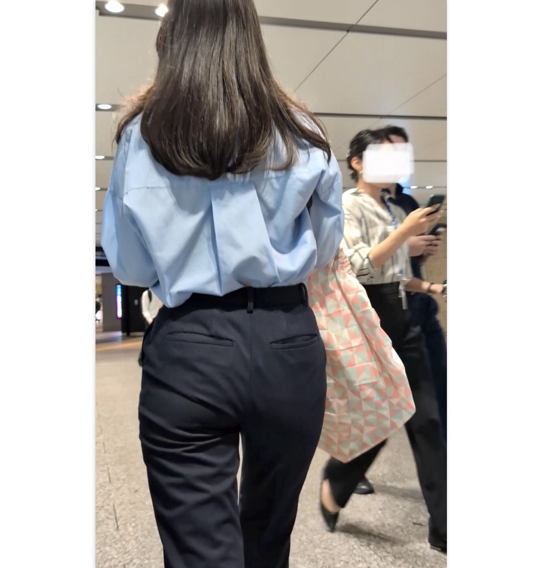 【544】見事なプリプリタイトパンツを見せつけてくれる美女OLさんに密着！(おまけ動画あり)