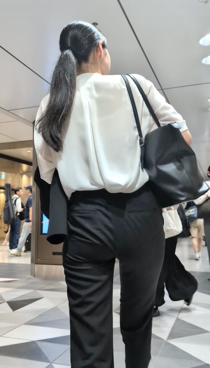 【555】プリっとタイトなパンツスーツとブラウスから目が離せないOLさんを追う!