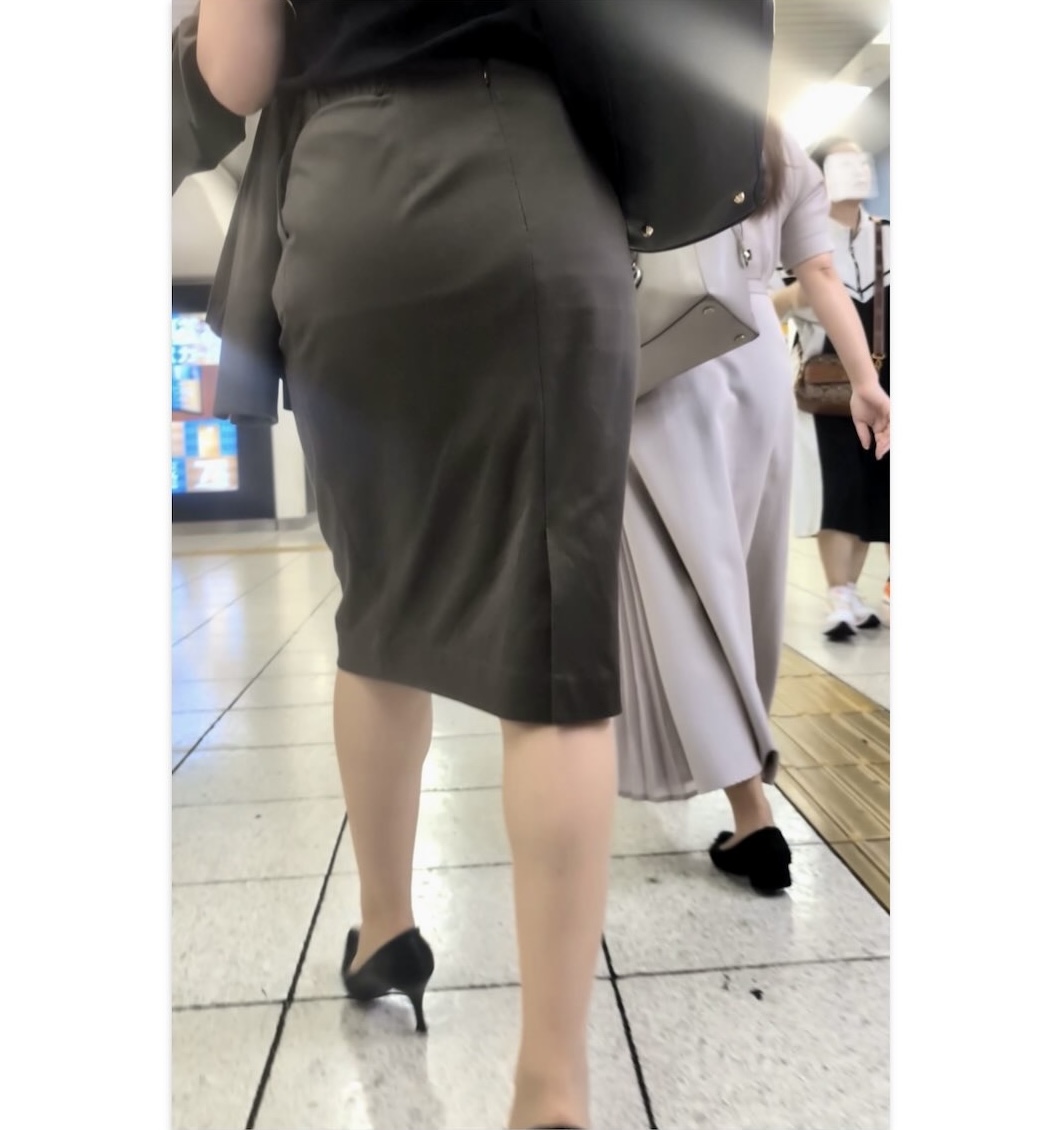 【585】薄地のタイトスカートでスタイルを見せつけるお姉さんOL！