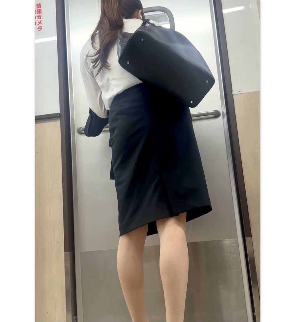 【588】スタイル抜群のOLさんと、コンビニで大接近の超美人OLさんのスーツ美女2編！