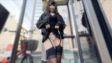 着丈25cmの超極短ミニスカで露出散歩!でか尻丸出しで格好の餌食w